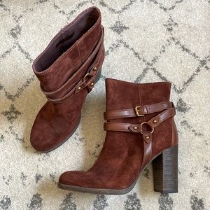 (UGG Australia) Dandridge Mahogany Suede Harness Brass Buckle Heeled Booties